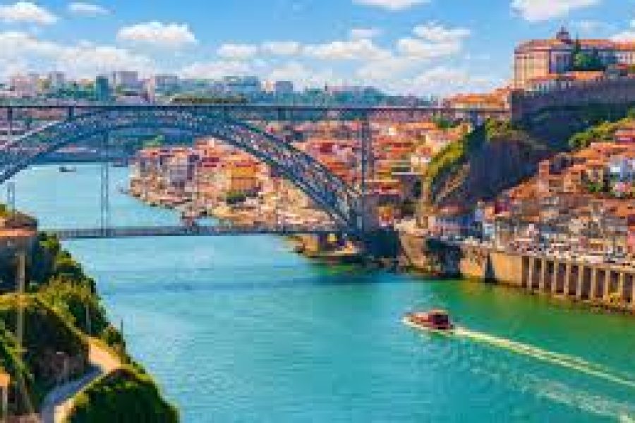 The Hidden Gems of Porto: Exclusive Tour with Wine Estate